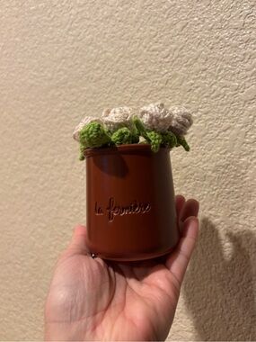 Crochet white roses in a brown pot